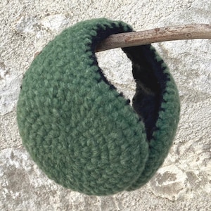 Wool men&#39;s earmuffs, big warm and fluffy  earmuffs behind the head handmade in Spain. Choose your color