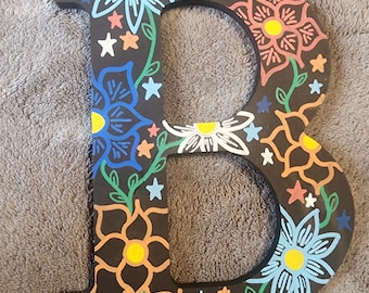 Letras de madera decoradas con flores de 8 pulgadas.