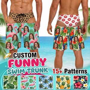 Può includere: Costume da bagno personalizzato con un motivo di volti. La parte anteriore presenta uno sfondo azzurro con fenicotteri rosa e foglie tropicali. La parte posteriore mostra uno sfondo crema con pappagalli colorati e icone di labbra rosse.
