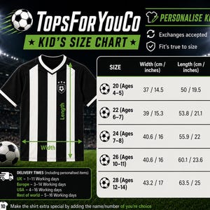 Puede incluir: Una camiseta de f&uacute;tbol a rayas negras y blancas con cuello en V y un escudo en el pecho. Una tabla de tallas muestra anchos y largos en cm para las tallas 20 a 28, correspondientes a las edades de 4 a 14, con un icono de bal&oacute;n para cada talla.