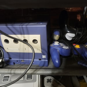 Puede incluir: Juego de tres tazas de cerámica con acabado moteado y mate. Cada taza presenta un color diferente: azul claro, crema y gris. Las tazas tienen un diseño simple y moderno con forma redondeada y asa cómoda.