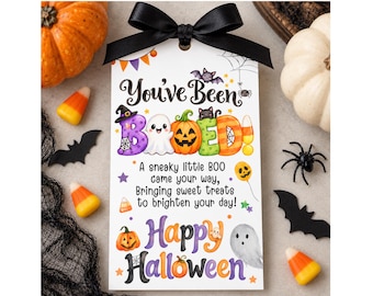 Puede incluir: Una etiqueta rectangular blanca con una cinta de satén negra en la parte superior. El texto dice You've Been BOOED! A sneaky little BOO came your way, Bringing sweet treats to brighten your day! Happy Halloween. Incluye ilustraciones coloridas de fantasmas, calabazas y murciélagos.
