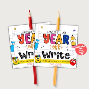 Może przedstawiać: Dwie prostokątne papierowe zawieszki z tłem w linie, każda z czerwonym lub żółtym ołówkiem. Tekst brzmi Let's start this YEAR off WRITE, I'm so happy you're in my class oraz Love, Logan. Zawiera kolorowe ikony w stylu rysunkowym.