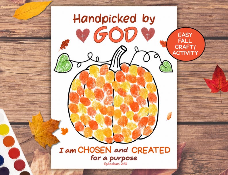 K&ouml;nnte beinhalten: Ein wei&szlig;es, bedruckbares Aktivit&auml;tsblatt mit einer K&uuml;rbis-Umrisszeichnung, die mit orangefarbenen und gelben Fingerabdr&uuml;cken gef&uuml;llt ist. Der Text lautet Handpicked by GOD, I am CHOSEN and CREATED for a purpose und Ephesians 2:10. Enth&auml;lt zwei rote Herzen.