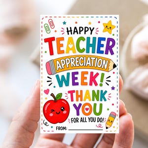Pode incluir: Um cartão colorido com o texto "HAPPY TEACHER APPRECIATION WEEK! THANK YOU FOR ALL YOU DO!" apresenta uma maçã vermelha sorridente, uma estrela amarela e uma ilustração de lápis. O cartão tem uma borda pontilhada e espaço para "FROM:"