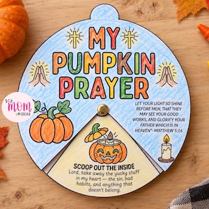 Puede incluir: Una manualidad de papel circular titulada My Pumpkin Prayer con texto colorido dibujado a mano, ilustraciones de calabazas, manos en oración y una vela. Un sujetador de latón sostiene un segmento giratorio con una calabaza y texto.