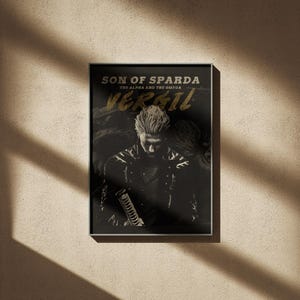 Może przedstawiać: Oprawiony plakat z napisem "SON OF SPARDA" i "Vergil" złotymi literami. Obraz przedstawia czarno-białą ilustrację postaci z białymi włosami i mieczem. Plakat jest w czarnej ramie.