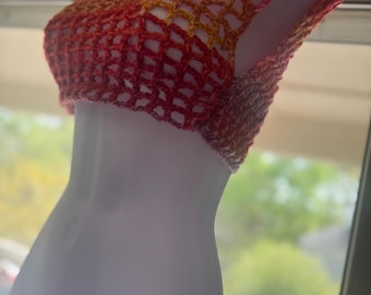 Top de malla con estampado de llamas al atardecer