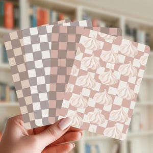 Op de afbeelding: Een witte keramische mok met een zwarte handgreep en de tekst "But First, Coffee" in een vetgedrukte, zwarte letter. De mok staat tegen een vage achtergrond, wat een gezellige setting suggereert.