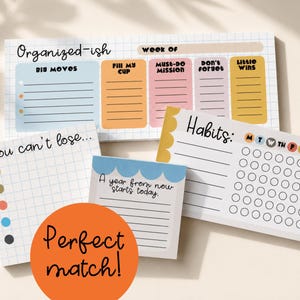 Könnte beinhalten: Ein Set aus vier Papier-Notizblöcken mit Rastermustern und farbigen Überschriften. Der größte Block ist mit Organized-ish beschriftet und enthält Abschnitte für Big Moves, Fill My Cup, Must-do Mission, Don't Forget und Little Wins. Weitere Blöcke sind Habits, You can't lose und A year from now starts today.
