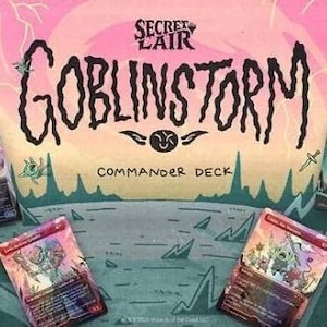 Peut inclure: Une boîte de jeu Secret Lair Goblinstorm Commander Deck avec un fond rose et vert illustré de gobelins et de montagnes, portant le texte Secret Lair Goblinstorm Commander Deck. Cinq cartes à collectionner entourent la boîte centrale.
