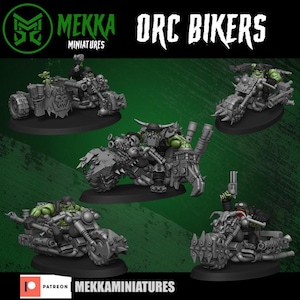 Może przedstawiać: Kolekcja pięciu miniaturowych figurek orków na stylizowanych motocyklach, z zieloną skórą, ciemnymi ubraniami i kolczastymi kołami. Zestaw zawiera różne pozy z bronią, taką jak pistolety i ciężkie karabiny, umieszczone na czarnych podstawkach.
