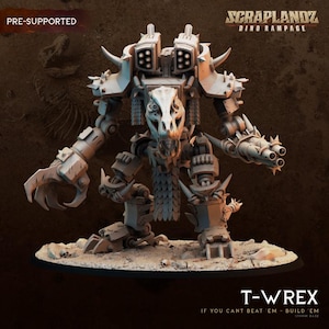 Könnte beinhalten: Ein detailliertes, hellfarbiges T-Rex-Robotermodell mit dem Text "SCRAPLANDZ DINO RAMPAGE" und "T-WREX". Das Modell hat einen Dinosaurierschädelkopf, Klauen und Waffenaufsätze. Die Basis ist 17,5 cm.