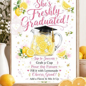 Puede incluir: Un cartel enmarcado con el texto "She's Freshly Graduated!" en letra rosa, con una ilustración central de una jarra de limonada con un birrete negro. Debajo, el texto "Sip to Success", "Grab a Cup", "Pour the Future", "Fill it with Lemonade", "Cheers, Grad!" y "Add a Flavor & Mix It Up" rodeado de limones amarillos y estrellas doradas.