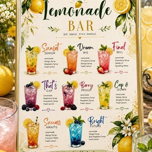 Puede incluir: Un letrero de menú de Lemonade Bar enmarcado con ilustraciones de limones en acuarela y texto que enumera ocho recetas de bebidas, incluyendo Sunset Senior, Dream Big, Final Bell, That's Cap, Berry Proud, Cap & Gown, Success Awaits y Bright Future.