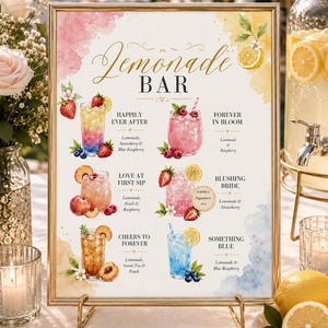 Può includere: Un cartello Lemonade Bar con cornice dorata che presenta illustrazioni ad acquerello di sei diverse bevande alla limonata con nomi come Happily Ever After, Forever in Bloom, Love at First Sip, Blushing Bride, Cheers to Forever e Something Blue.