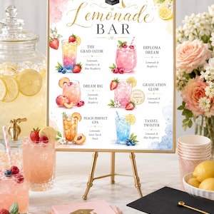 Puede incluir: Un caballete dorado exhibe un letrero de "Lemonade Bar" con ilustraciones en acuarela de bebidas de limonada. El letrero presenta nombres de bebidas como "The Grad-iator" y "Tassel Twister", con los ingredientes enumerados. También se ven fresas, arándanos y limones.