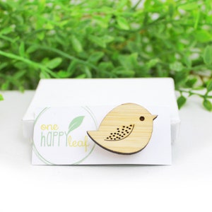 Bird brooch - bird jewelry - animal badge - badge pin - cute animal pin - animal badge - nature lover gift