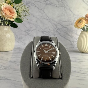 Peut inclure: Panneau en bois rustique avec l'inscription "Welcome to our home" dans un style manuscrit. Le panneau présente une finition vieillie et un design simple et accueillant, idéal pour un porche ou une entrée.