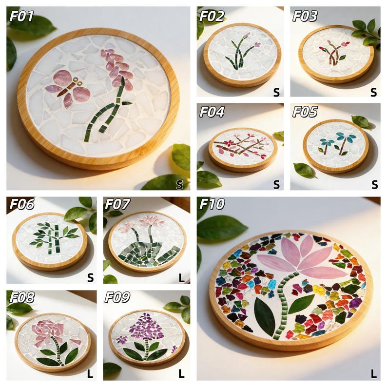Puede incluir: Una colecci&oacute;n de posavasos redondos con dise&ntilde;os de mosaicos. Cada posavasos presenta un marco de madera y un centro de mosaico de azulejos blancos. Los dise&ntilde;os incluyen flores, mariposas y bamb&uacute; en varios colores. Algunos posavasos est&aacute;n etiquetados como "S" y "L".