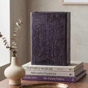 Vaso retangular em cerâmica texturizada roxa escura, peça única feita à mão, escultura decorativa para interiores, artesanato minimalista Wabi.