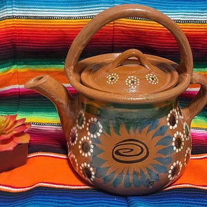 Tetera artesanal importada.