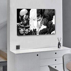 K&ouml;nnte beinhalten: Eine wei&szlig;e Keramik-Tasse mit schwarzem Henkel und dem Text "But First, Coffee" in fetter, schwarzer Schrift. Die Tasse steht vor einem neutralen Hintergrund, der ihr schlichtes Design hervorhebt.