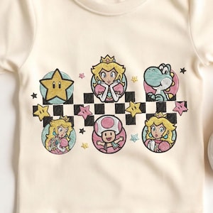 コケット ボウ プリンセス ピーチ 刺繍デザイン、マリオ レディース、コケット ストロベリー ガールズ トリップ シャツ、マリオ コケット