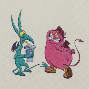Puede incluir: Un diseño bordado que muestra dos criaturas de dibujos animados. Una criatura esbelta de color verde azulado con pequeñas alas moradas sostiene una taza azul con una pajita amarilla. Una criatura rosa más grande y redonda con una larga cola.