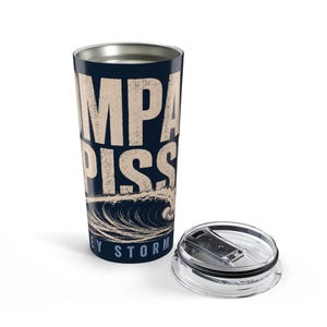 Vaso compacto de 20 oz con diseño de tormenta de Jersey y oleaje, ideal como regalo para surfistas de la costa este. imagen 10