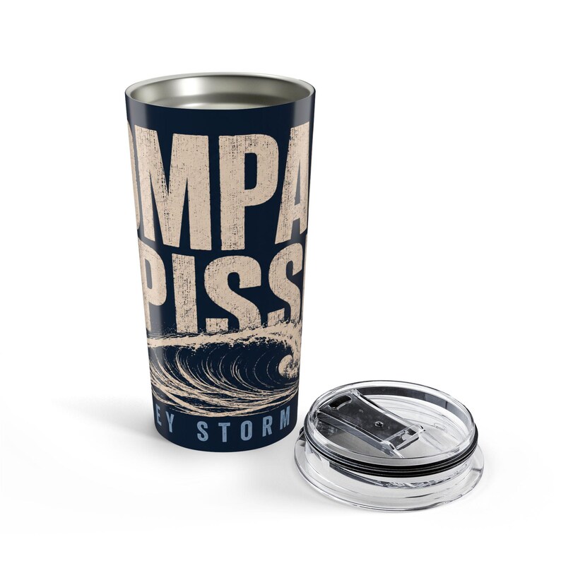 Vaso compacto de 20 oz con diseño de tormenta de Jersey y oleaje, ideal como regalo para surfistas de la costa este. imagen 10