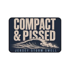 Compacte en boze golfillustratie bureauonderlegger | Jersey Storm Swell