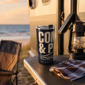 Vaso compacto de 20 oz con diseño de tormenta de Jersey y oleaje, ideal como regalo para surfistas de la costa este. imagen 4