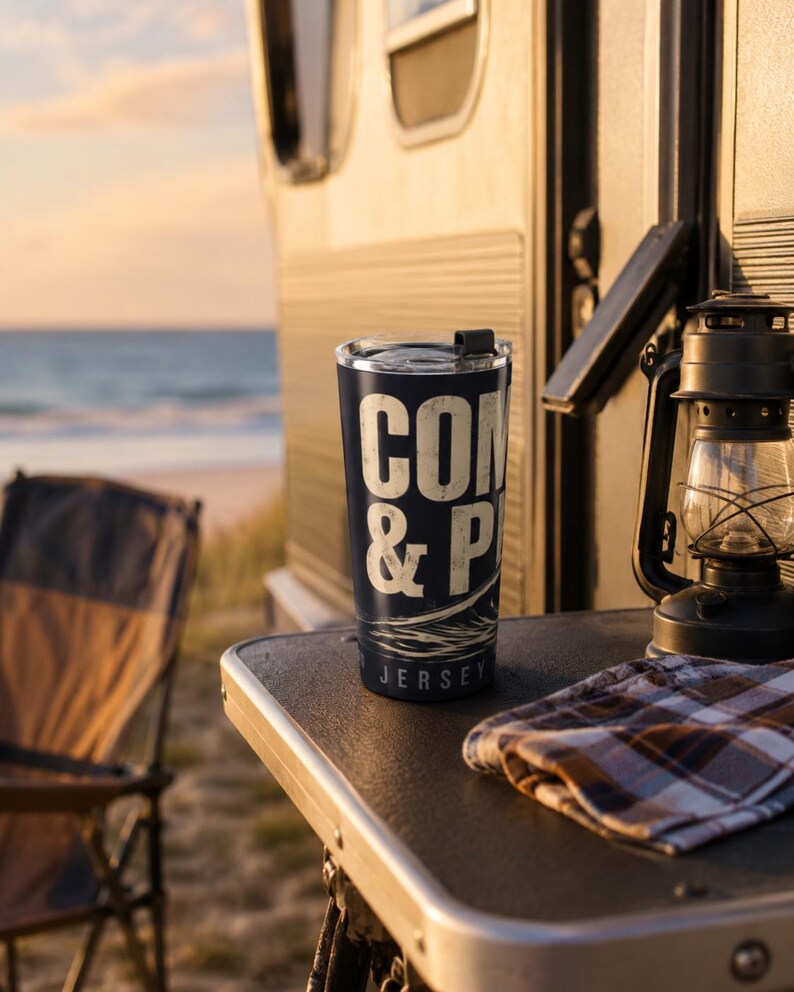 Vaso compacto de 20 oz con diseño de tormenta de Jersey y oleaje, ideal como regalo para surfistas de la costa este. imagen 4