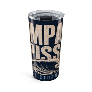 Vaso compacto de 20 oz con diseño de tormenta de Jersey y oleaje, ideal como regalo para surfistas de la costa este. imagen 7
