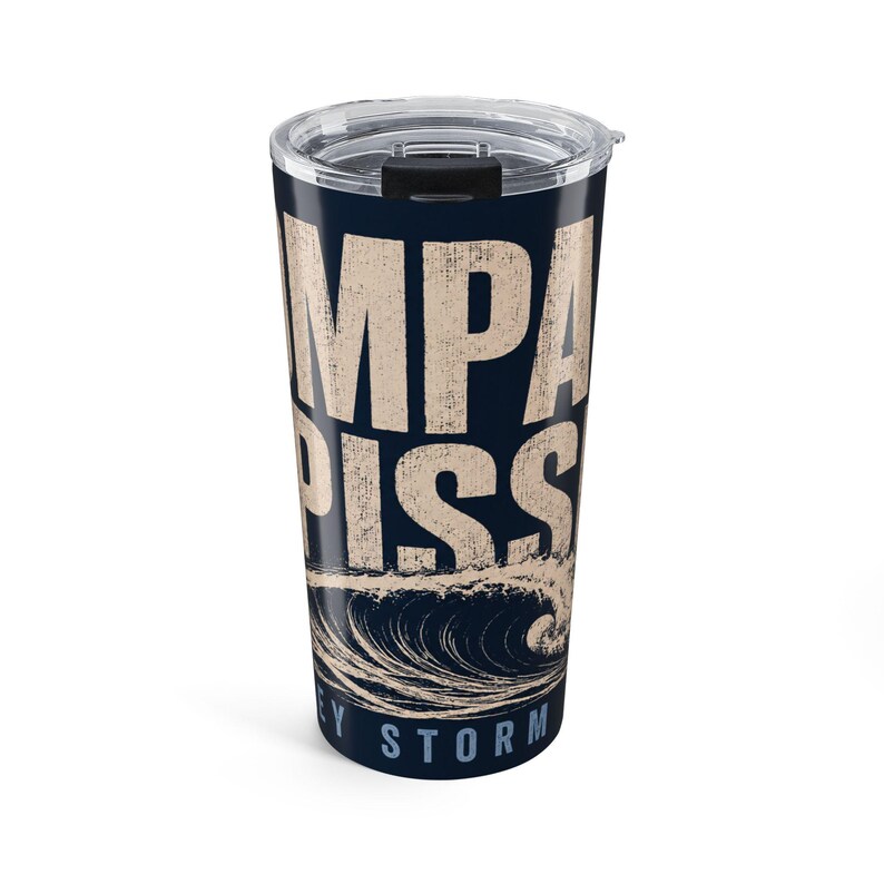 Vaso compacto de 20 oz con diseño de tormenta de Jersey y oleaje, ideal como regalo para surfistas de la costa este. imagen 7