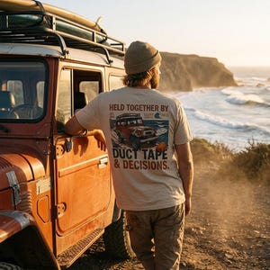 Camiseta Duct Tape & Decisions, camiseta Surf Road Trip, camiseta gráfica divertida Off Road, camiseta Beach Truck, camiseta Adventure Surf, Glory Daze Surf Co