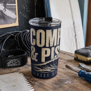 Vaso compacto de 20 oz con diseño de tormenta de Jersey y oleaje, ideal como regalo para surfistas de la costa este. imagen 2