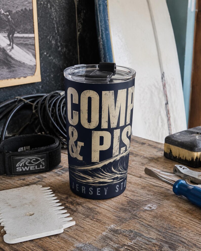 Vaso compacto de 20 oz con diseño de tormenta de Jersey y oleaje, ideal como regalo para surfistas de la costa este. imagen 2