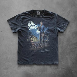 Maglietta grafica Evil Dead, maglietta da film horror effetto invecchiato e lavato, stile vintage anni '80 per gli amanti dei film horror.