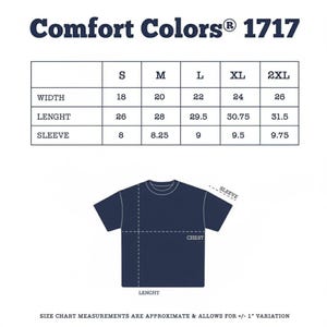 Pu&ograve; includere: Una maglietta blu navy con una tabella delle taglie. La tabella mostra le misure di larghezza, lunghezza e lunghezza delle maniche in pollici per le taglie S, M, L, XL e 2XL. Il testo "Comfort Colors 1717" &egrave; in alto.