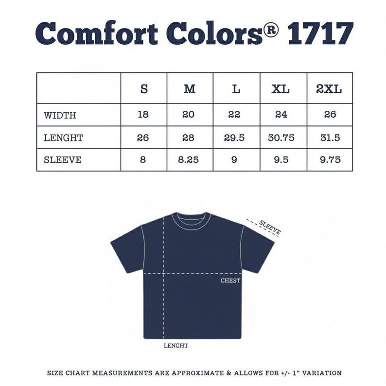 Pu&ograve; includere: Una maglietta blu navy con una tabella delle taglie. La tabella mostra le misure di larghezza, lunghezza e lunghezza delle maniche in pollici per le taglie S, M, L, XL e 2XL. Il testo "Comfort Colors 1717" &egrave; in alto.
