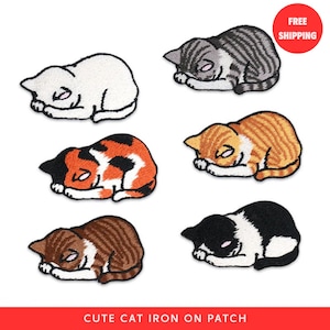 Könnte beinhalten: Sechs gestickte Aufnäher mit schlafenden Katzen in verschiedenen Farben: Weiß, Grau, Orange, Schildpatt, Braun und Schwarz-Weiß. Am unteren Rand des Bildes steht der Text "CUTE CAT IRON ON PATCH".