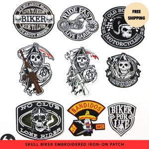 Może przedstawiać: Zestaw trzech ceramicznych kubków z nakrapianym, matowym wykończeniem. Kubki są w odcieniach kremowym, jasnoszarym i ciemnoszarym. Każdy kubek ma prosty, minimalistyczny design.