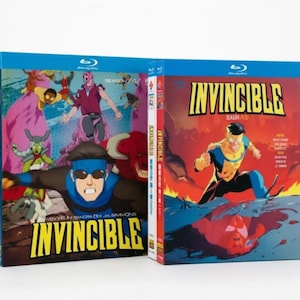 Könnte beinhalten: Zwei Blu-ray-Disc-Hüllen für die Zeichentrickserie "Invincible". Die linke Hülle zeigt eine Gruppe von Cartoon-Charakteren, und die rechte Hülle zeigt einen Superhelden in einer dynamischen Pose vor einem feurigen Hintergrund. Der Titel "Invincible" ist deutlich sichtbar.