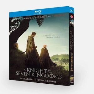 Puede incluir: Caja de Blu-ray de "A Knight of the Seven Kingdoms". La portada muestra dos figuras con capas, con el texto "A New Game of Thrones Tale" y "A Journey Far From the Throne". La caja es azul y negra.