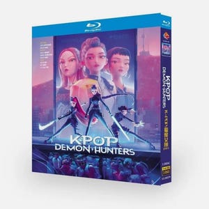 Peut inclure: Boîtier de disque Blu-ray pour "KPOP Demon Hunters". La couverture présente des illustrations stylisées de personnages féminins avec des épées et un fond de paysage urbain. Le titre est affiché en blanc et le boîtier est bleu.