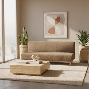 Puede incluir: Una taza de cerámica blanca con un asa negra y el texto "But First, Coffee" en negro, con una fuente de estilo manuscrito. La taza está sobre un fondo borroso.