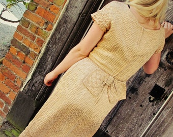 Wiggle-jurk uit jaren 50 champagne: vintage cocktailpartyjurk