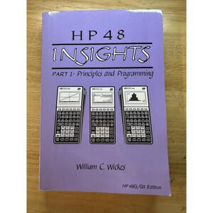 Peut inclure: Un livre à couverture souple violet clair intitulé HP 48 INSIGHTS PART I: Principles and Programming par William C. Wickes. La couverture présente des illustrations de trois calculatrices HP 48G/GX avec des touches noires et des écrans blancs.